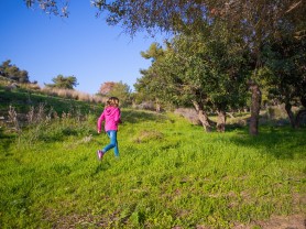 MONȘTRI // Mai mulți copii de 12-13 ani au încercat să-i dea foc unei fetițe pe care au văzut-o în parc